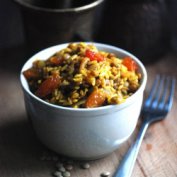 Плов с чечевицей, изюмом и финиками 