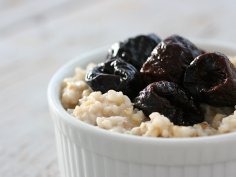 Овсяная каша с черносливом