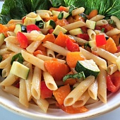 Салат с макаронами и овощами