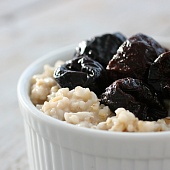 Овсяная каша с черносливом